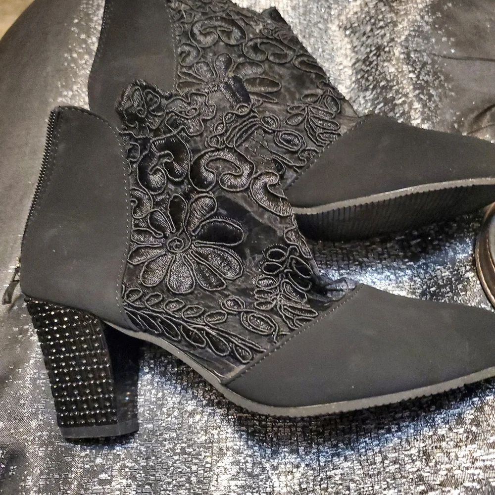HOST PICK**BLACK ANKLE BOOTIES - Picture 5 of 8
